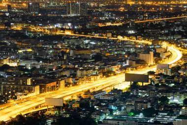 Bangkok, Tayland - 20 Ekim 2020: Gece sokakları ve Bangkok 'un ışıkları