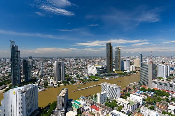 Bangkok, Tayland - 22 Ekim 2020 Başkent Tayland 'ın gündüz ve mavi gökyüzünün manzarası
