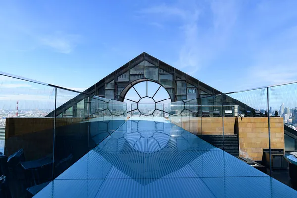 Camdan bir koridor mavi bir gökyüzüne çıkar. 