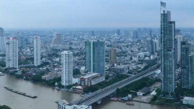 Gece gündüz Bangkok şehrinin yüksek açılı görüntüsü Chao Phraya Nehri boyunca şehir, hızlandırılmış 4K video.