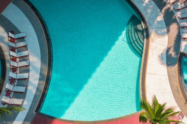 Güneşlik yatakları yüzme havuzunun etrafına kurulmuş..