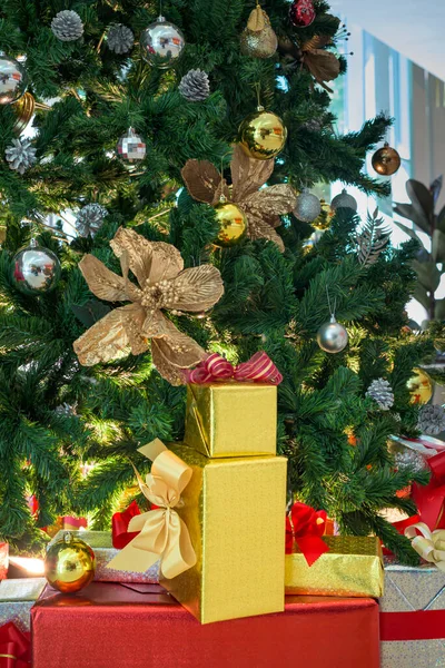 Weihnachtsbaum Mit Bunten Ornamenten Und Geschenkschachteln Geschmückt — Stockfoto