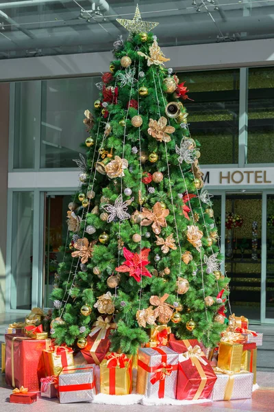 Weihnachtsbaum Mit Bunten Ornamenten Und Geschenkschachteln Geschmückt — Stockfoto