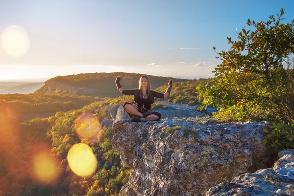 Das Mädchen meditiert — Stockfoto