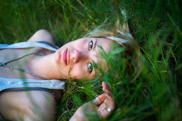 Dívka ležící v trávě — Stock fotografie