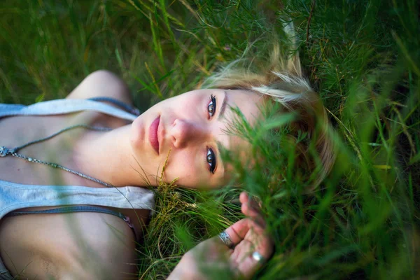 Girl lying in the grass — Stock Photo, Image