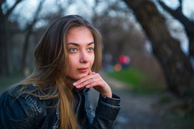 güzel, düşünceli bir kız portresi