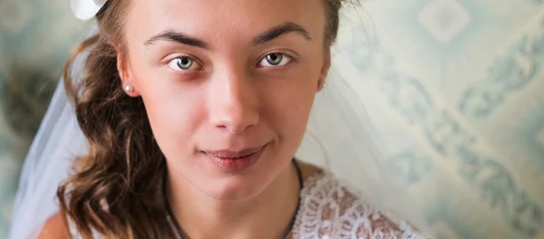 Portrait d'une belle fille dans une robe de mariée — Photo