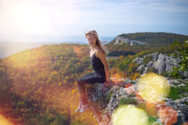 The girl on the edge of the cliff — Stock Photo, Image