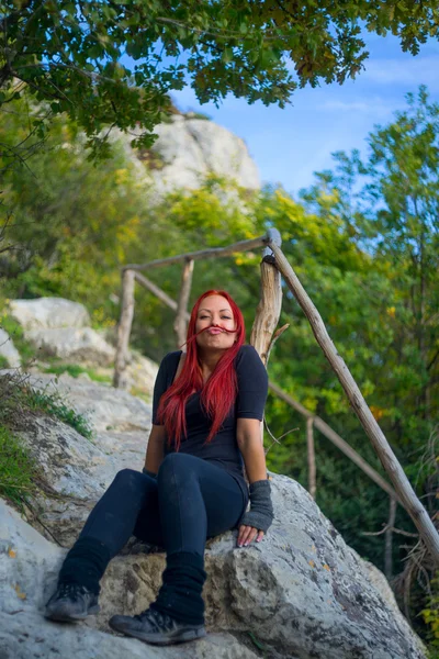 Touristenmädchen mit roten Haaren scherzt — Stockfoto