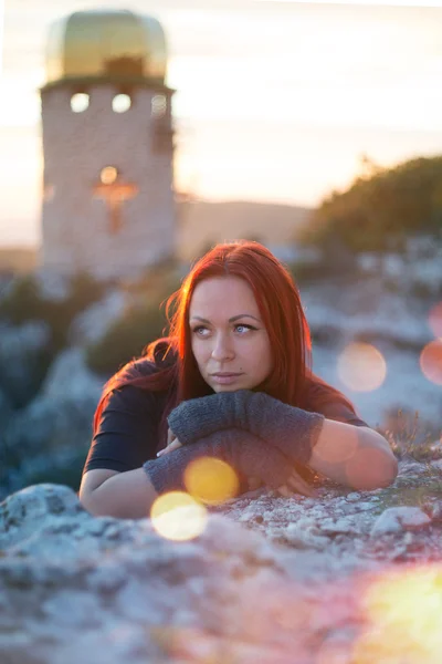 รูปภาพของผู้หญิงตอนพระอาทิตย์ตก — ภาพถ่ายสต็อก