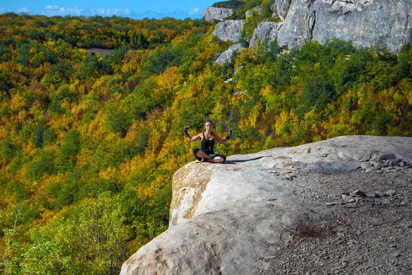 Meditation på kanten av en klippa — Stockfoto