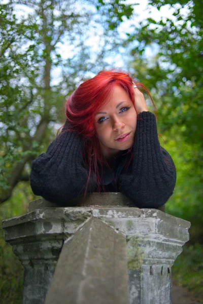 Retrato de uma menina com cabelo vermelho — Fotografia de Stock