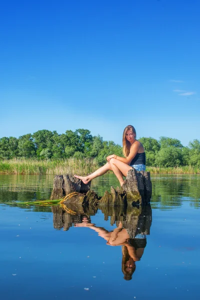 Dívka sedící na vodě — Stock fotografie