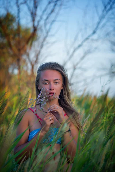 Chica pensativa con una flor —  Fotos de Stock