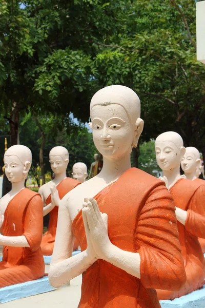 Skulptur von Mönchen im Tempel von Thailand — Stockfoto