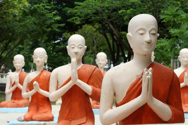 Skulptur von Mönchen im Tempel von Thailand — Stockfoto