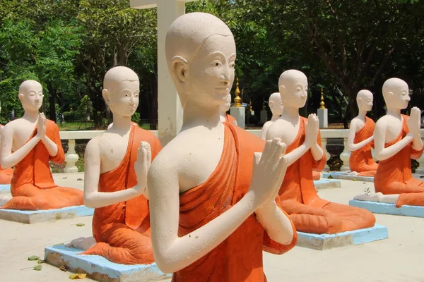 Skulptur von Mönchen im Tempel von Thailand — Stockfoto