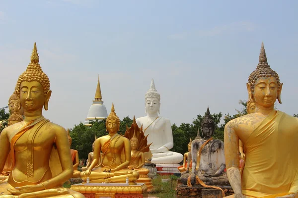 Buddhastatue im Freien — Stockfoto