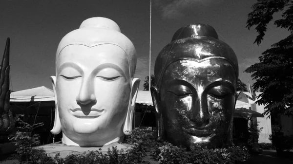 Buddha-Gesicht schwarz-weiß — Stockfoto