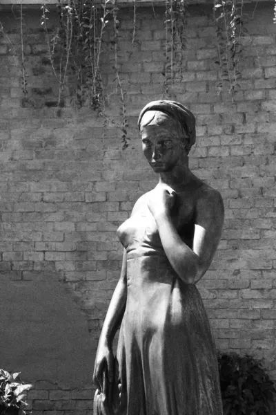 Estatua de una mujer al aire libre — Foto de Stock