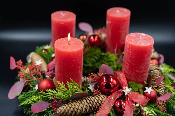 Närbild Vackra Adventskrans Med Brinnande Ljus Svart Bakgrund — Stockfoto