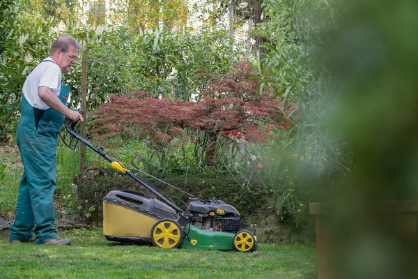 Man Pushing Lawnmower Small Backyard Spring Side View Working Man — Stock Photo, Image