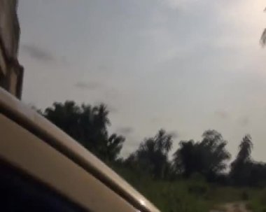 Kirli kumlu yolda sallanan araba yolculuğu. Kongo 'daki Pointe-Noire yakınlarında Diosso Boğazı' na giden yol