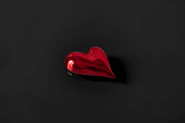 Isolated Red Shiny Heart Black Glass Background Copy Space Text — Stock Photo, Image