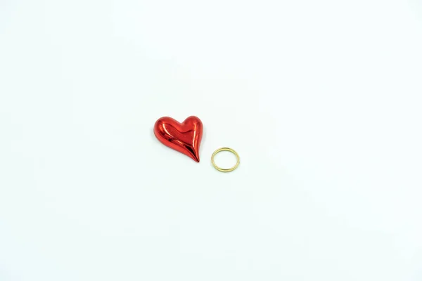 Piros Szív Arany Gyűrűvel Fehér Háttérrel Valentin Napi Koncepció Szöveg — Stock Fotó