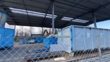 Brugg, 17 yaşında. Şubat 2022 - Atık madde toplama noktası. Brugg 'ün çatısını koruyan yüksek inşaat.