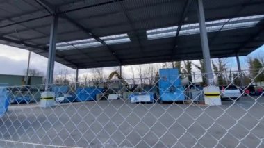 Brugg, 17 yaşında. Şubat 2022 - Atık madde toplama noktası. Brugg 'ün çatısını koruyan yüksek inşaat.