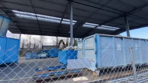 Brugg 17岁 2022年2月 废物收集点 布鲁格有保护屋顶的高层建筑 — 图库视频影像
