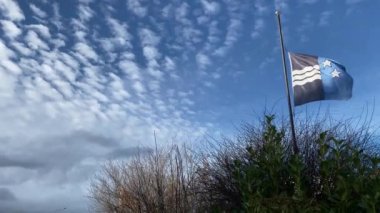 Aargau kantonunun mavi ve siyah bayrağı. İsviçre Konfederasyonu 'nu oluşturan 26 kantondan biri. 11 bölge tarafından kurulmuştur ve başkenti Aarau 'dur..