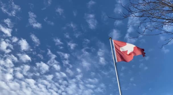 Bandiera Svizzera Nelle Giornate Ventose Con Cielo Blu Nuvole Bianche — Video Stock