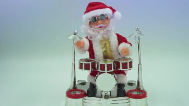 Güneş Gözlüklü Disko Işıklarıyla Küçük Noel Baba Kırmızı Davul Çalıyor — Stok video