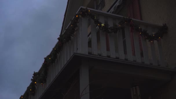 Noel Alacakaranlıkta Tahta Balkonda Mum Işığında Noel Çelenkleri Düşük Açı — Stok video