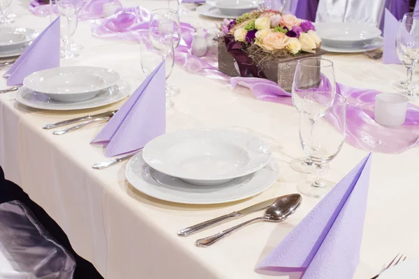 Conjunto de mesa para la boda u otra cena de evento abastecido — Foto de Stock