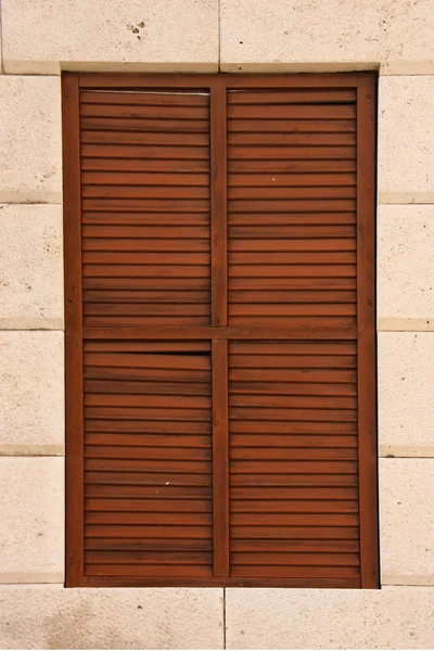 Holzfenster mit Rollläden — Stockfoto
