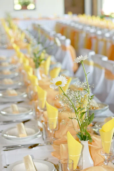 Tabellen för bröllopsmiddag dekorerad med blommor — Stockfoto
