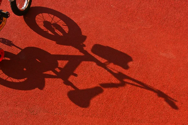 Σκιά του ένας ποδηλάτης — Φωτογραφία Αρχείου