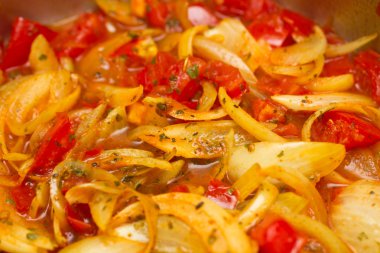 kızarmış patates domates ile