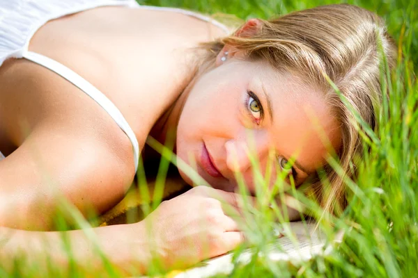 Молодая красивая девушка лежит на природе — стоковое фото
