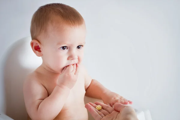 Mom gives the kid a pill — Stock Photo, Image