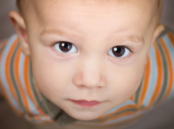 Baby sitting on the floor and looking up — Stock Photo, Image