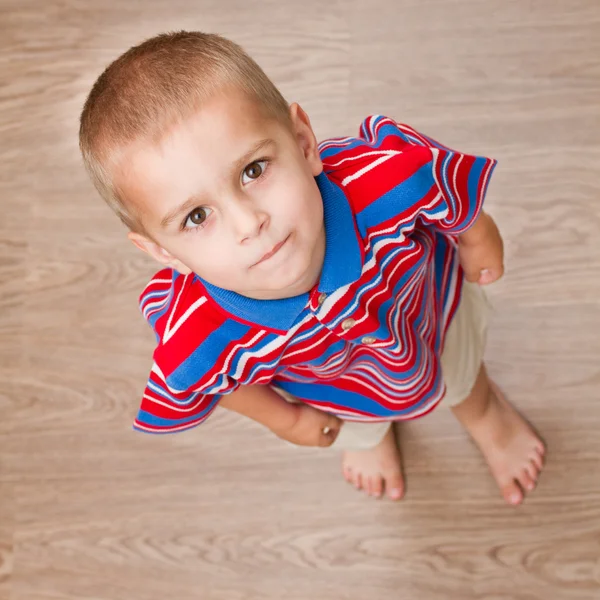 Bambino in piedi sul pavimento e guardando in alto — Foto Stock