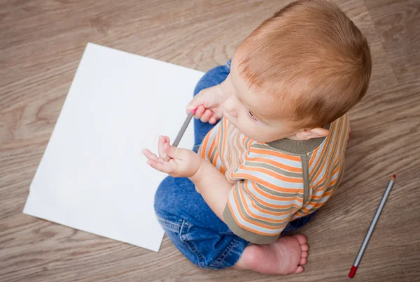 Baby zittend op de vloer en opzoeken — Stockfoto