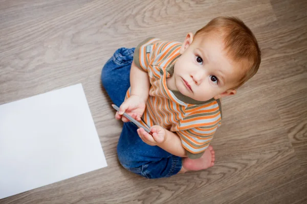 Dítě sedí na podlaze a vyhledávání — Stock fotografie
