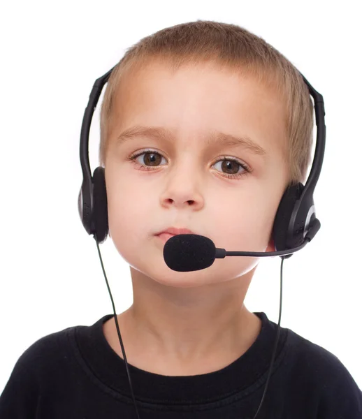 Liten pojke med hörlurar och mikrofon — Stockfoto