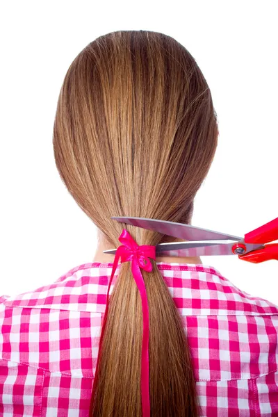 Mujer con pelo largo y tijeras de corte — Foto de Stock